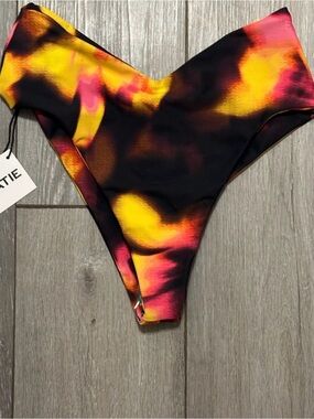 Skatie “Aura” Melly Bottom
